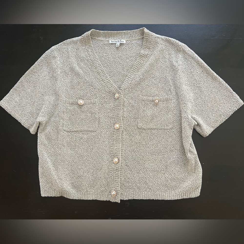 Cropped Short-Sleeve Gray Cardigan with Elegant Pearl Buttons